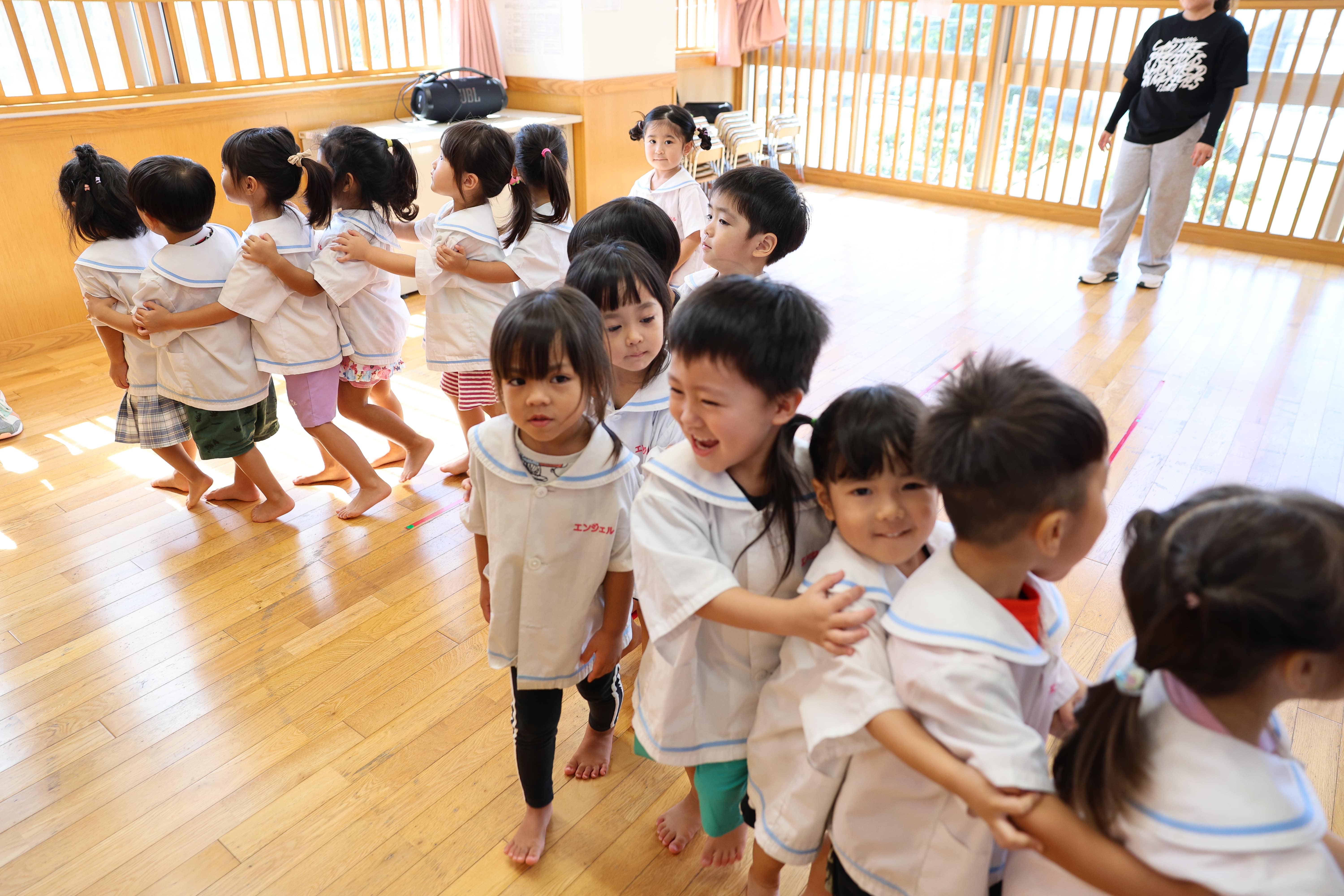 全員で踊る子どもたち