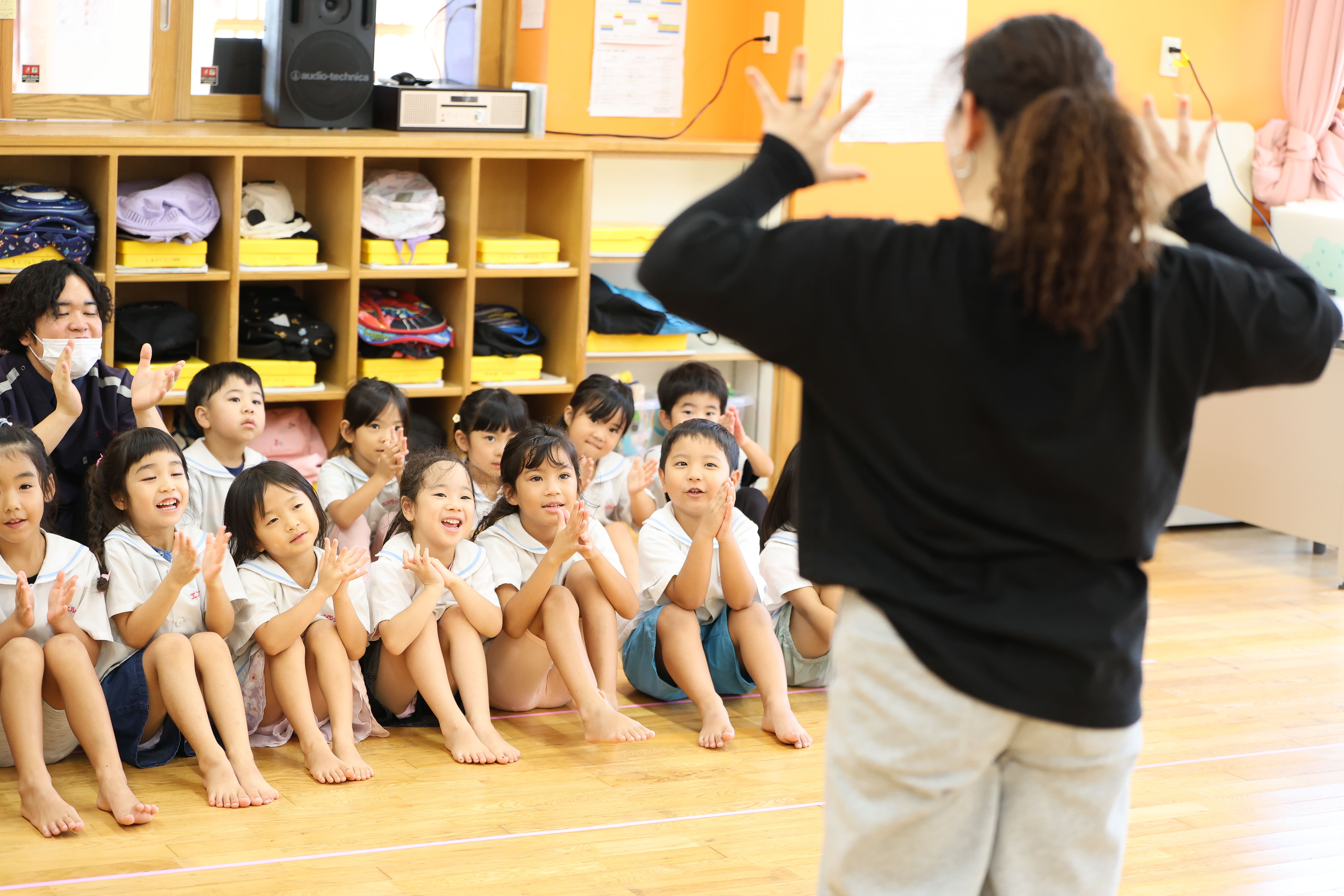 笑顔の講師と子どもたち